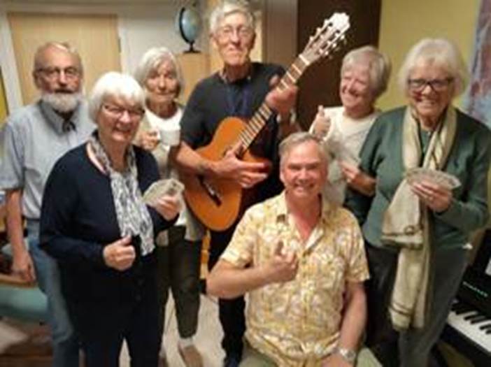 Et bilde som inneholder musikkinstrument, person, kl�r, musikk

KI-generert innhold kan v�re feil.