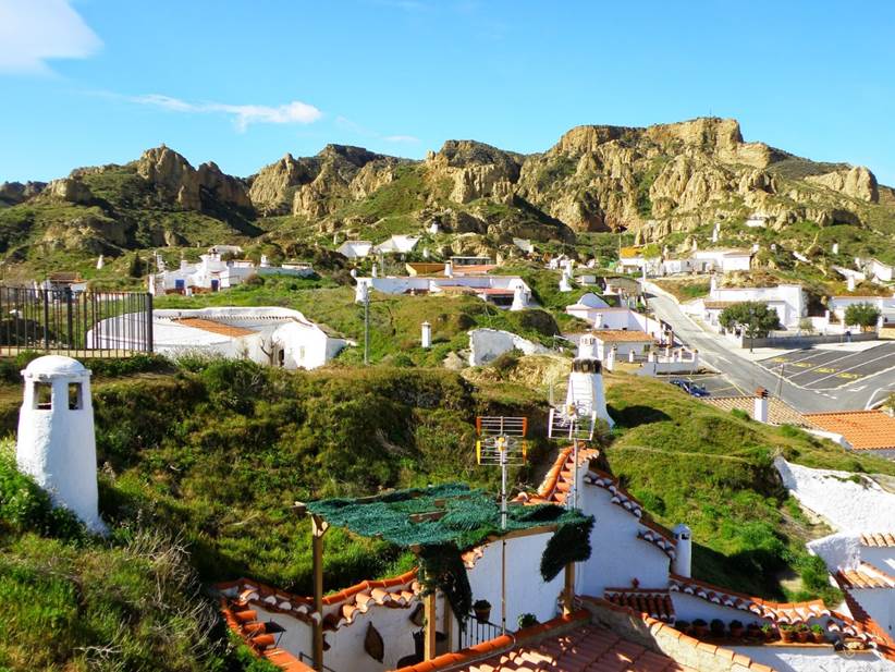 Visita las casas cueva en Guadix y vuelve a casa por el Puerto de la ...