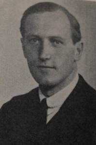 Et bilde som inneholder tekst, mann, person, vegg

Automatisk generert beskrivelse