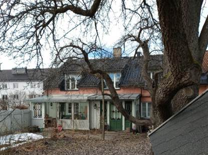 Et bilde som inneholder tre, utendrs, konstruksjon, hus

Automatisk generert beskrivelse