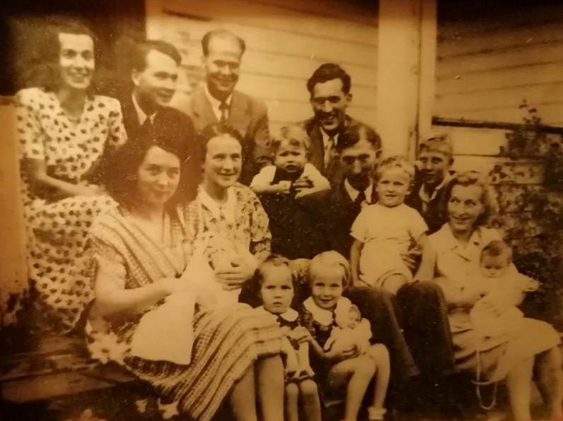 Et bilde som inneholder tekst, person, poserer, gammel

Automatisk generert beskrivelse