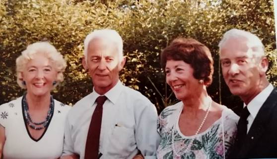 Et bilde som inneholder person, utendrs, poserer, gruppe

Automatisk generert beskrivelse