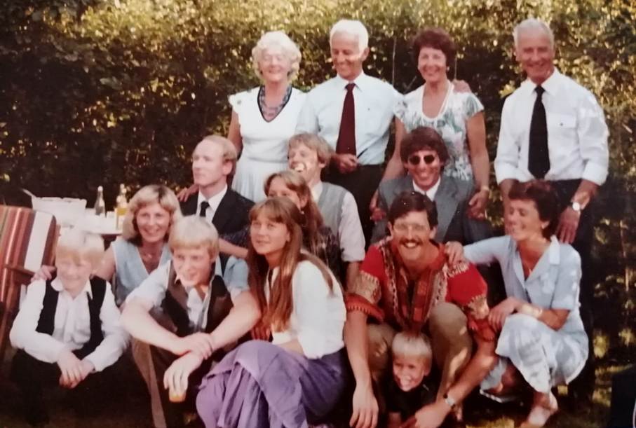 Et bilde som inneholder person, utendrs, poserer, gruppe

Automatisk generert beskrivelse