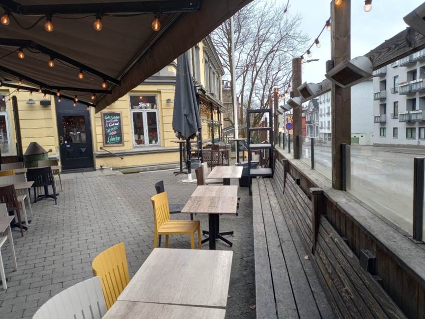 Et bilde som inneholder konstruksjon, m�bler, utend�rs, bord

Automatisk generert beskrivelse