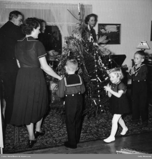 Gang rundt juletreet. - Oslo Museum / DigitaltMuseum