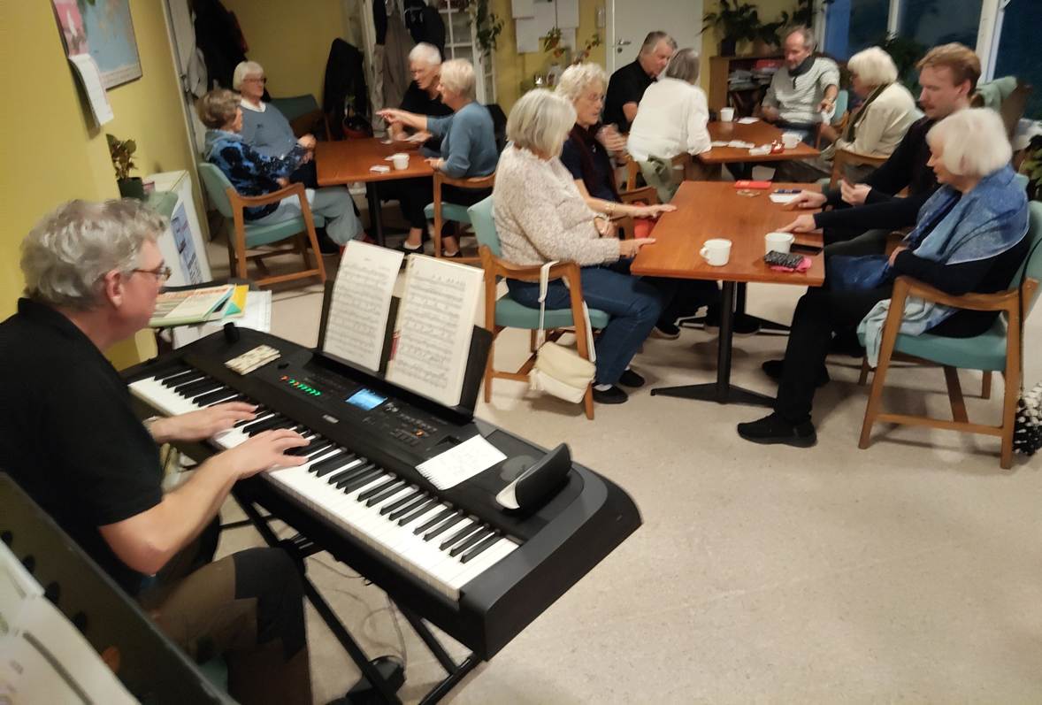 Et bilde som inneholder innendrs, person, musikk, klr

KI-generert innhold kan vre feil.