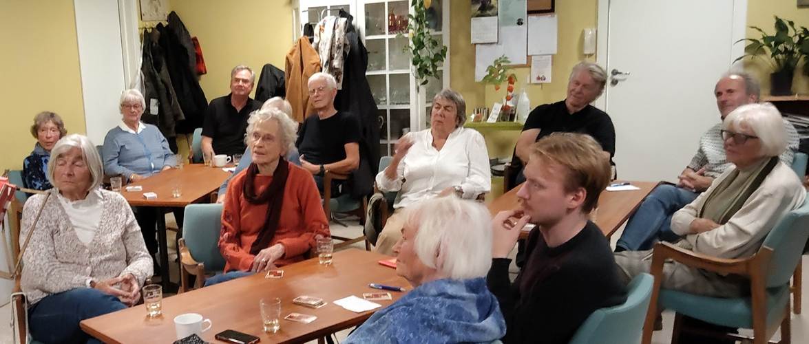 Et bilde som inneholder klr, person, mbler, Pensjonist

KI-generert innhold kan vre feil.